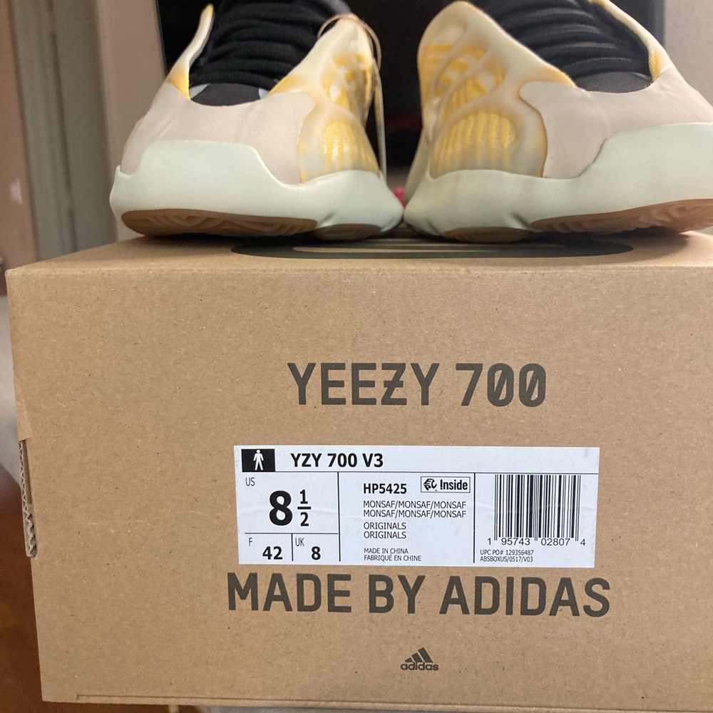 Yeezy 700 - Picture 6 of 6
